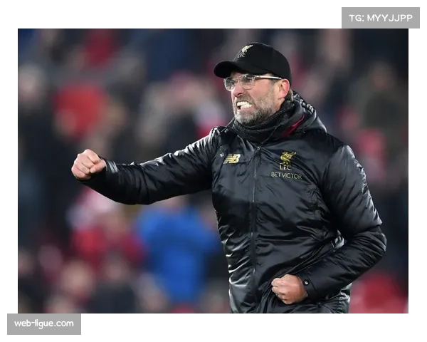 维戈塞尔塔主教练在边线指挥,频繁通过手势指令调整本队前场压迫阵型