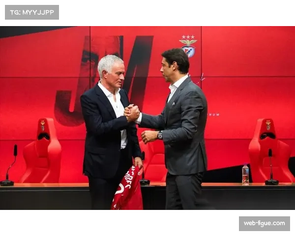 即时:拜仁慕尼黑下半场开场即变阵,调整为三后卫体系